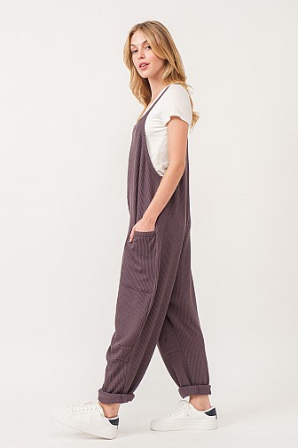 WAVE RIBBED SLEEVELESS JUMPSUIT WITH POCKETS